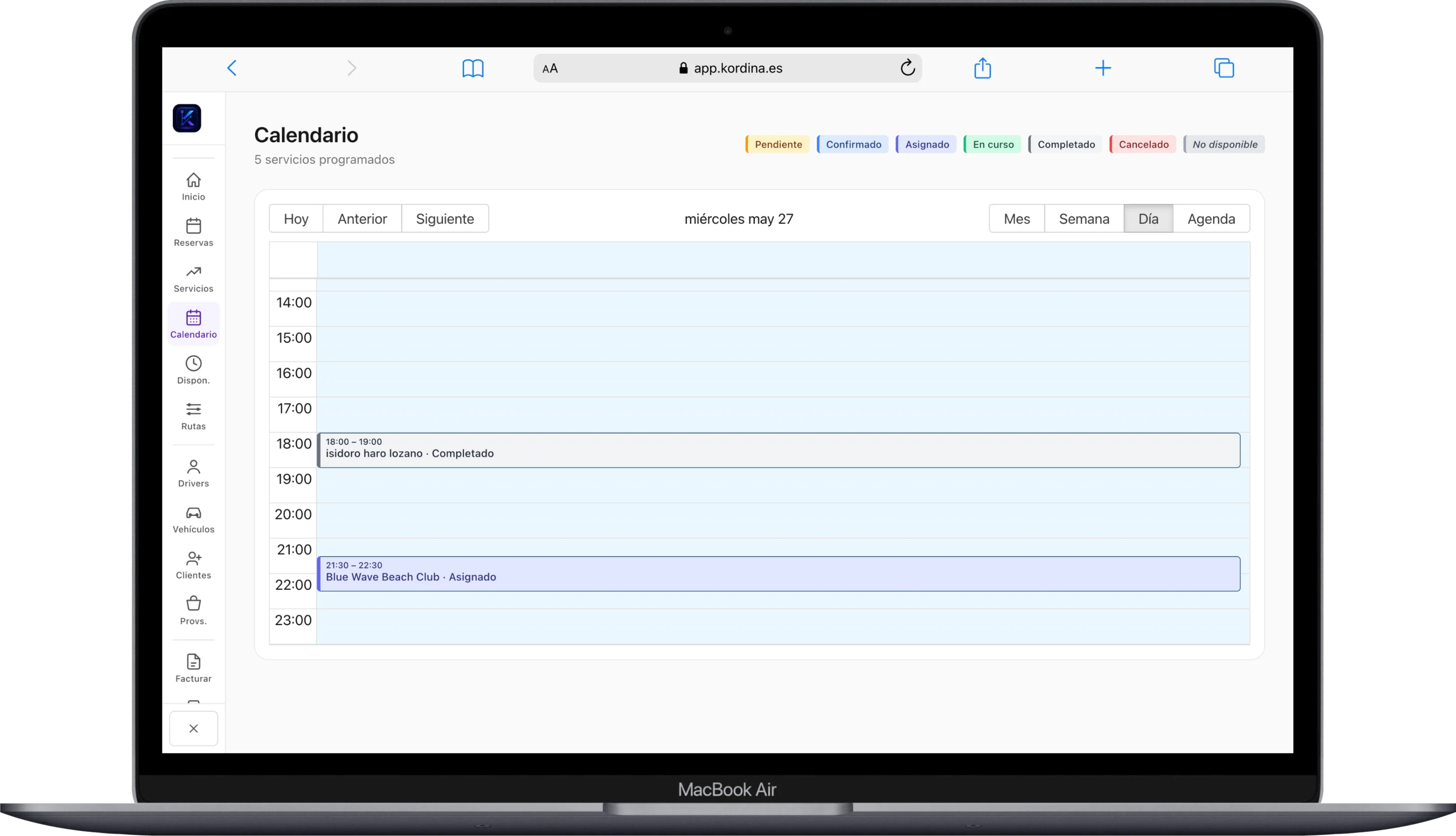 Calendario semanal del panel Kordina en MacBook con servicios coloreados por estado